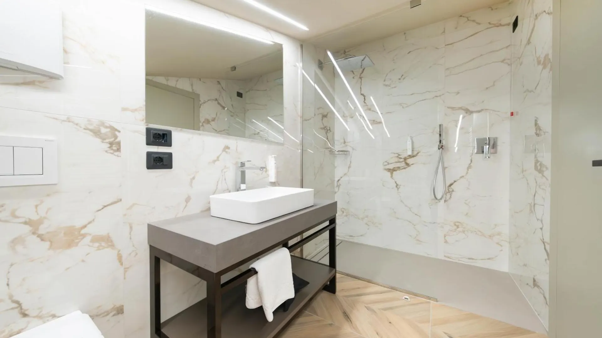 Aurora Aparthotel ペスキエーラ・デル・ガルダ